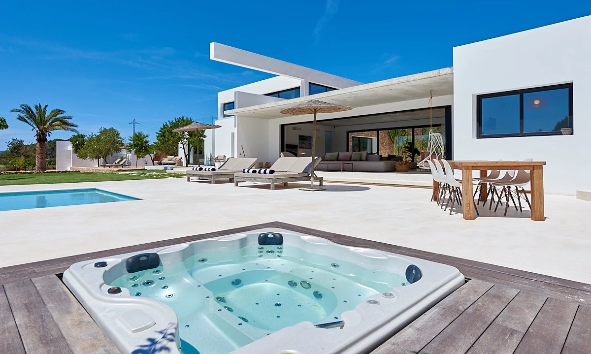 1680682222-Luxury real estate to rent Ibiza Villa Can Calypso  jacuzzi.webp